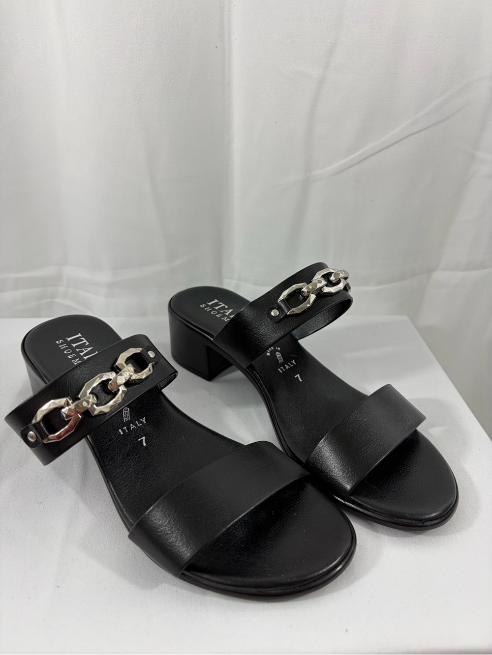 NWT Italian Shoemakers Women’s Size 7 Black Chain-Accent Mid Heel Sandals